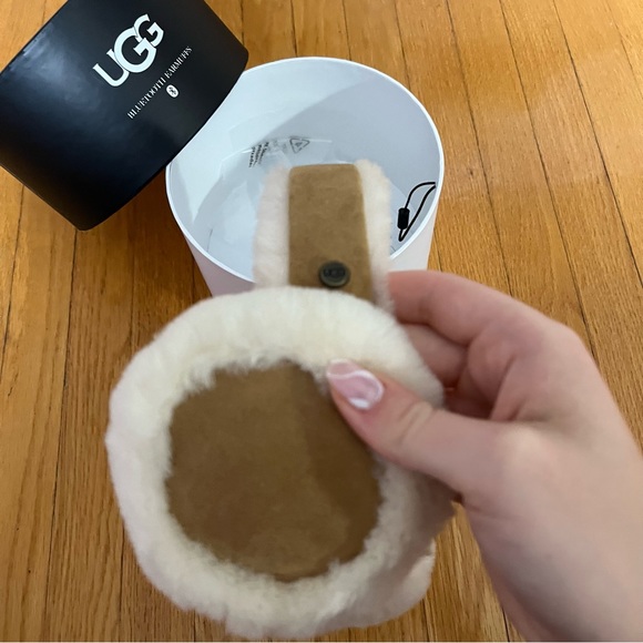 UGG BLUETOOTH EARMUFFS - Picture 2 of 3